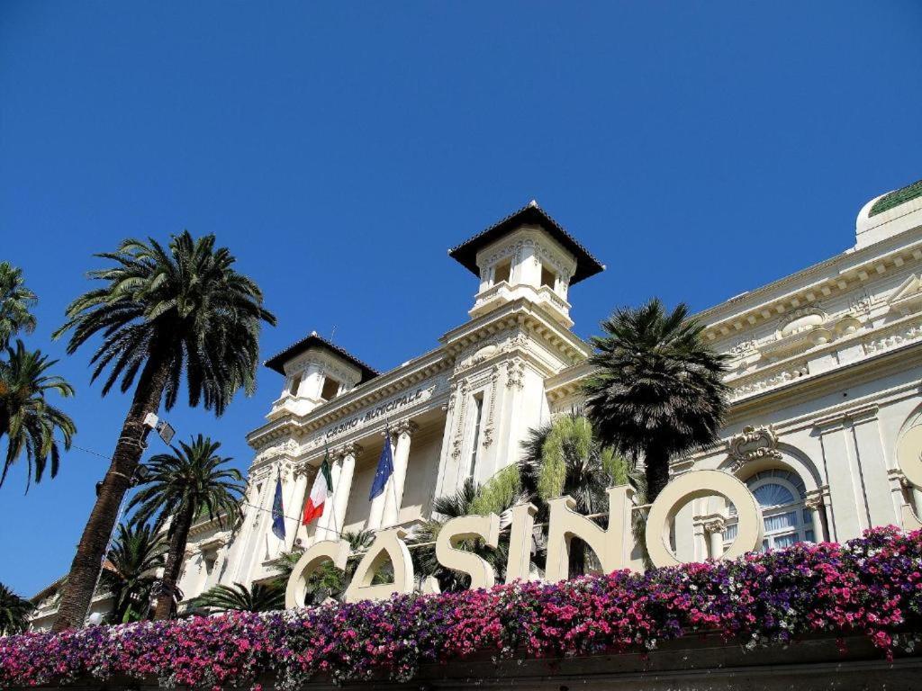 Casa Carina Centro Citta Con Garage Privato Apartment Sanremo Luaran gambar